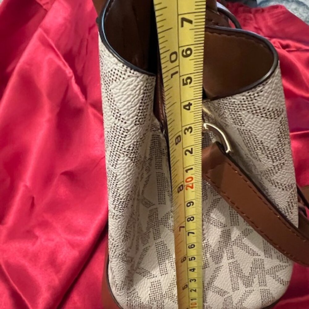 Michael Kors Mercer Gallery Medium Center Zip Tote - Picture 12 of 14